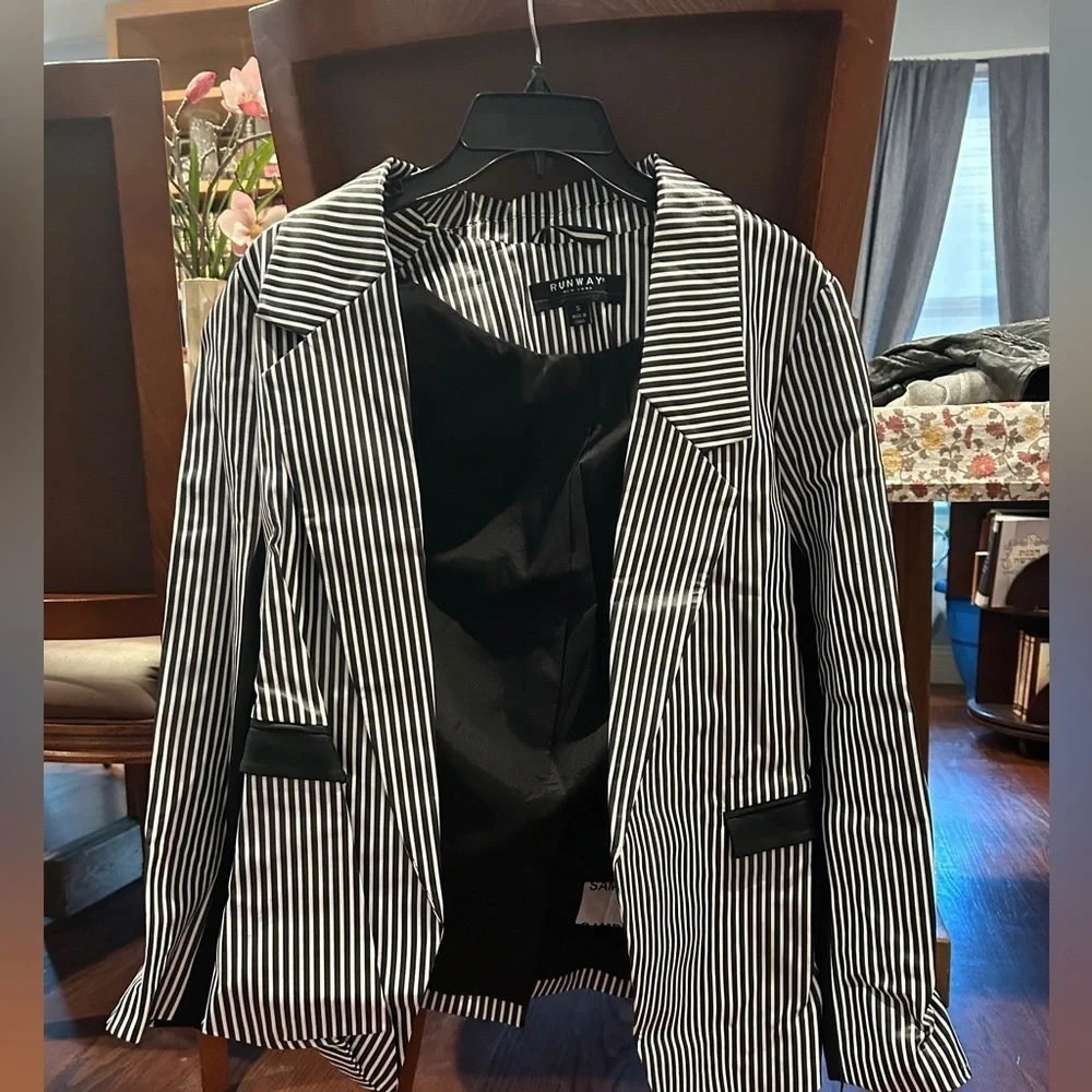 Runway New York NWT Blazer Size Small
